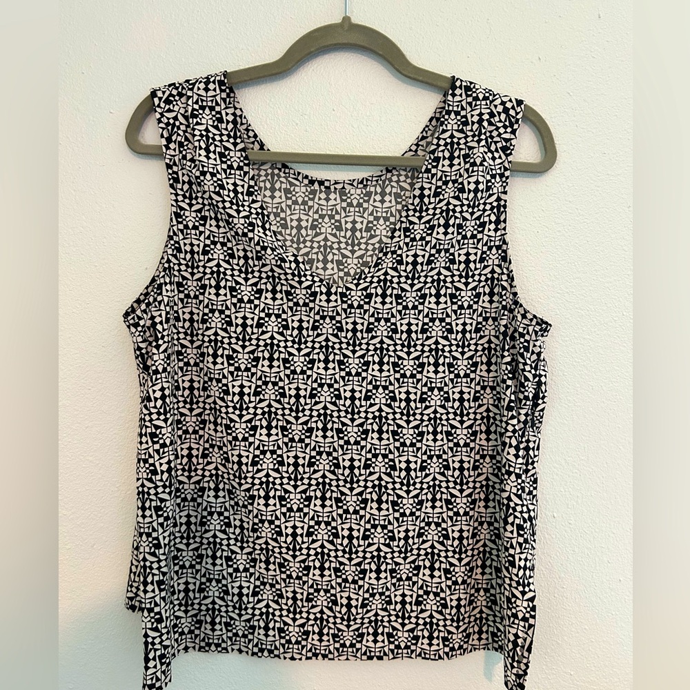 Title Nine Reversible Tank Top Size M Black and White Geometric Print